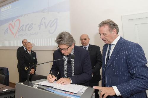 L'assessore regionale all'Ambiente, Fabio Scoccimarro, e il presidente dell'Autorità di Sistema portuale del Mare Adriatico Orientale, Zeno D'Agostino, alla firma del protocollo 